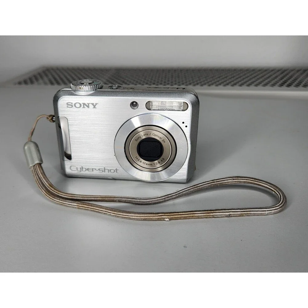 Sony Cybershot DSC-S700 Digital Camera 7.2M Cyber Shot For Parts Only